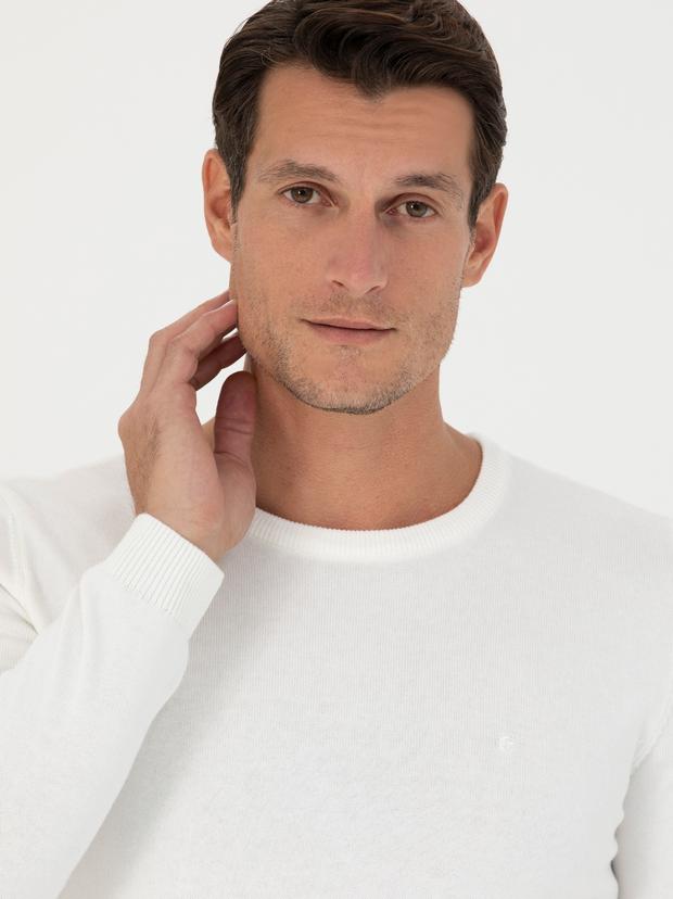 Beyaz Slim Fit Pamuk Karışımlı Bisiklet Yaka Triko Kazak