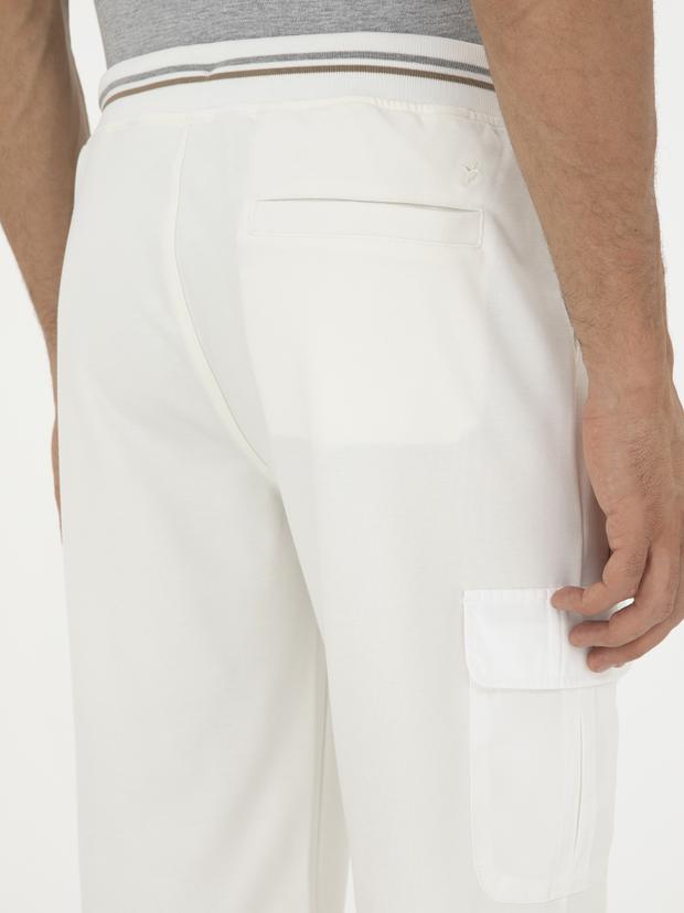 Beyaz Slim Fit Kargo Cepli Şort