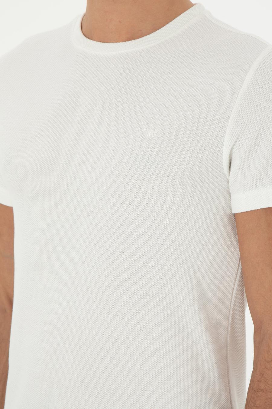 Beyaz Slim Fit Bisiklet Yaka Dokulu T-shirt - 50305097004
