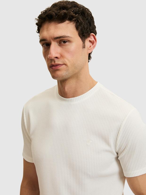 Beyaz Slim Fit Dokulu Bisiklet Yaka T-shirt