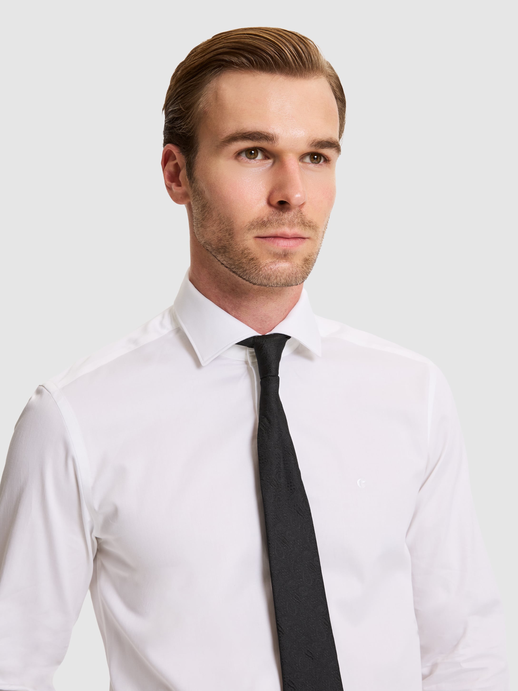 Beyaz Slim Fit Pamuklu Yarım İtalyan Yaka Basic Gömlek